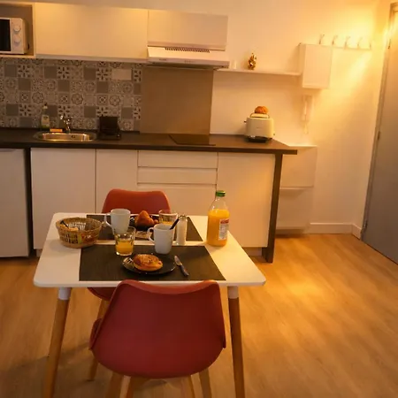 De La Comedie, Dernier Etage Lägenhet